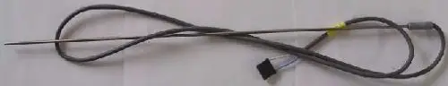 Ein Abgastemperaturfühler von Remeha mit einem langen, schlanken Sensor und einem Kabelverbinder. Die Kabel sind optisch verwunden und an einer Seite des Sensors angeschlossen.